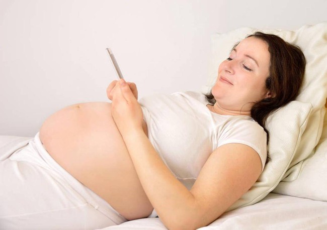 Ngoài ngủ muộn và dùng điện thoại, 4 hành vi này gây ảnh hưởng không tốt tới thai nhi-3