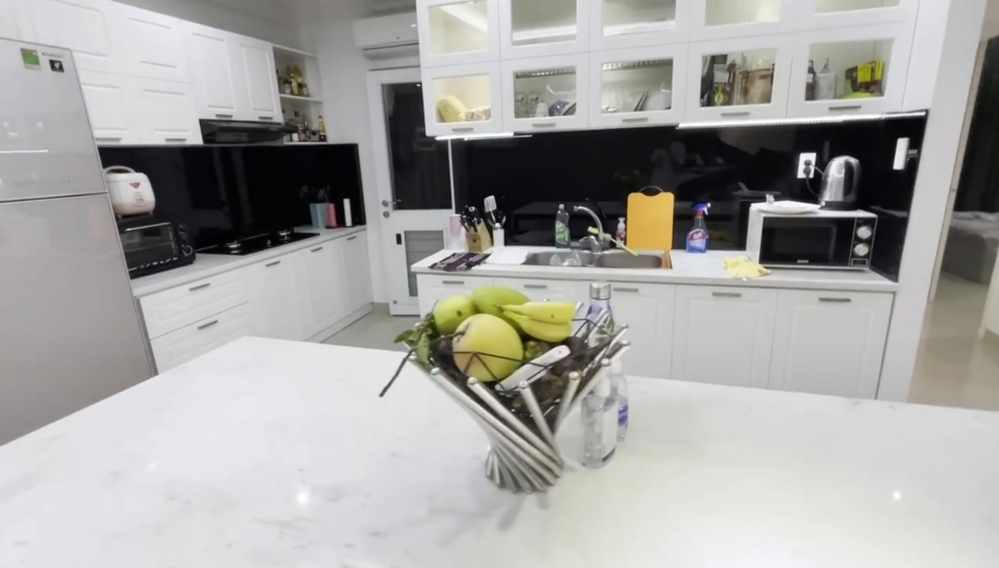 Siêu mẫu Vbiz đời đầu kiểm tra điện thoại chồng mỗi ngày, hé lộ không gian nhà mới hoành tráng-11