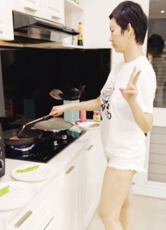 Siêu mẫu Vbiz đời đầu kiểm tra điện thoại chồng mỗi ngày, hé lộ không gian nhà mới hoành tráng-12