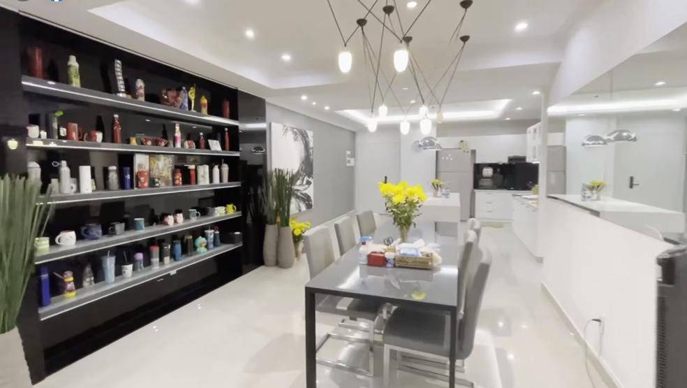 Siêu mẫu Vbiz đời đầu kiểm tra điện thoại chồng mỗi ngày, hé lộ không gian nhà mới hoành tráng-9