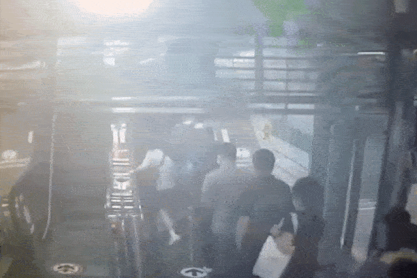 Clip: Bé gái nhanh trí cứu bé trai bị kẹt chân vào thang cuốn-1