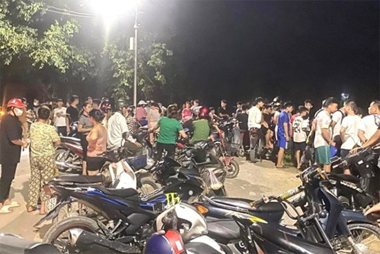 Ghen tuông, chồng đâm vợ nguy kịch rồi phóng hỏa đốt nhà hàng xóm