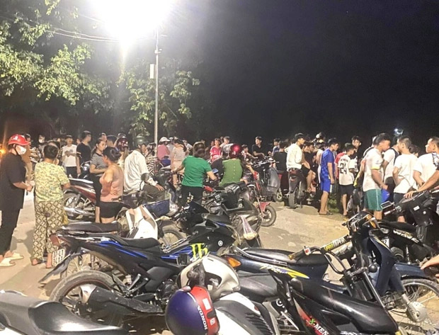 Ghen tuông, chồng đâm vợ nguy kịch rồi phóng hỏa đốt nhà hàng xóm-1