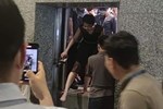 Cô gái kể hơn 10 phút kẹt trong thang máy Keangnam Landmark 72