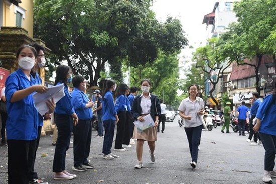 Hà Nội: 105.000 sĩ tử làm thủ tục dự thi lớp 10 trong thời tiết mát mẻ