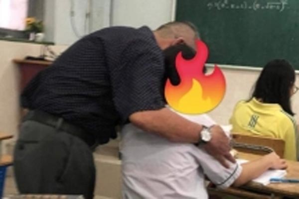 Clip: Bị quấy rối, nữ sinh cầm dép đánh tên biến thái tới tấp-1