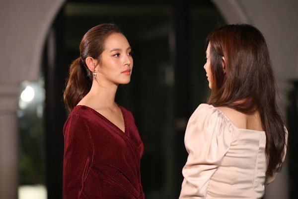 Chồng bảo đi công tác, tôi vào viện thăm bạn thân thì thấy anh đang bế đứa bé đỏ hỏn cưng nựng-1