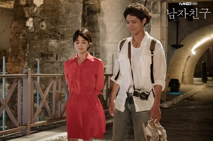 Style diện váy mùa hè trẻ trung của Song Hye Kyo-4