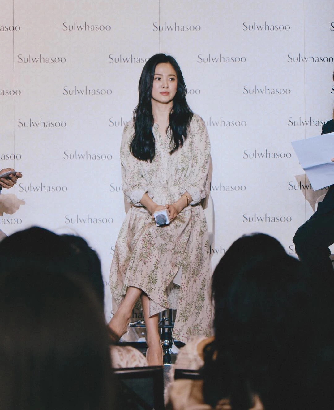 Style diện váy mùa hè trẻ trung của Song Hye Kyo-6