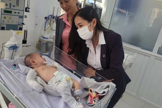 Bé gái 2 tháng tuổi bị bạo hành dã man đã được xuất viện