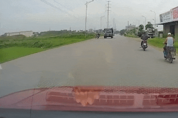 Phóng nhanh, tài xế xe máy tử vong dưới gầm ôtô tải