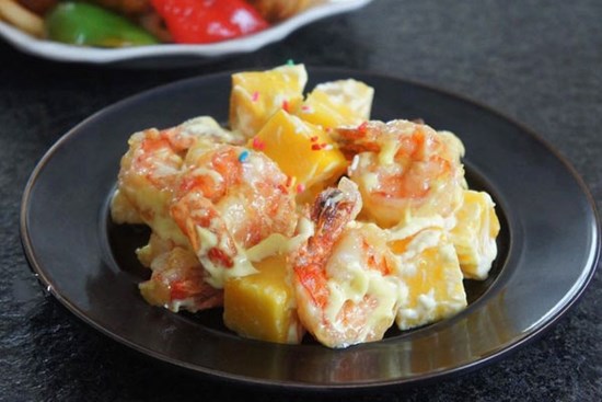 Xoài chín kết hợp với nguyên liệu này thành món salad thơm ngon lạ miệng