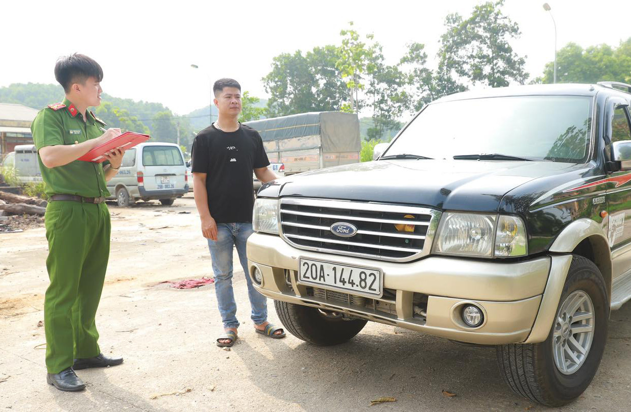 Dùng xe đặc chủng truy đuổi thanh niên điều khiển xe tông cảnh sát-2