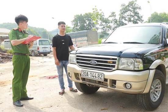Dùng xe đặc chủng truy đuổi thanh niên điều khiển xe tông cảnh sát
