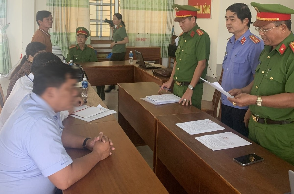 Bắt nguyên chủ tịch xã và giám đốc doanh nghiệp cấu kết rút ruột ngân sách-1