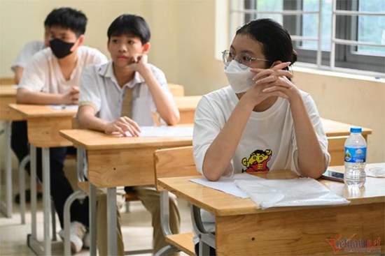 Tỷ lệ tuyển sinh thấp kỷ lục, 105.000 sĩ tử Hà Nội căng thẳng thi vào lớp 10