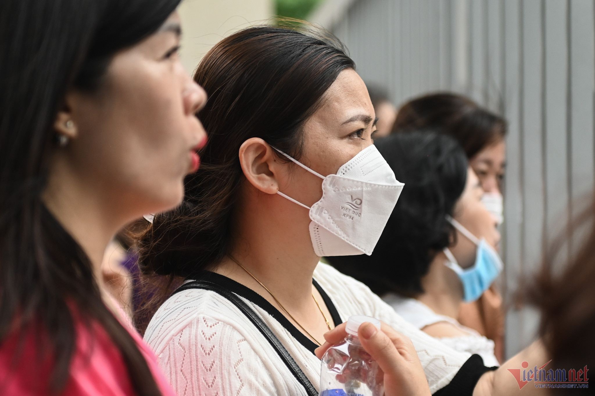 Tỷ lệ tuyển sinh thấp kỷ lục, 105.000 sĩ tử Hà Nội căng thẳng thi vào lớp 10-2