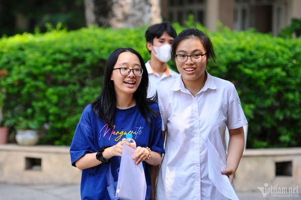 Đình chỉ 2 thí sinh Hà Nội mang điện thoại, tài liệu vào phòng thi lớp 10-2