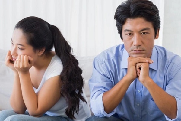 Đám cưới bạn gái cũ, chồng tôi ôm chặt cô dâu khiến chú rể nóng mặt-1