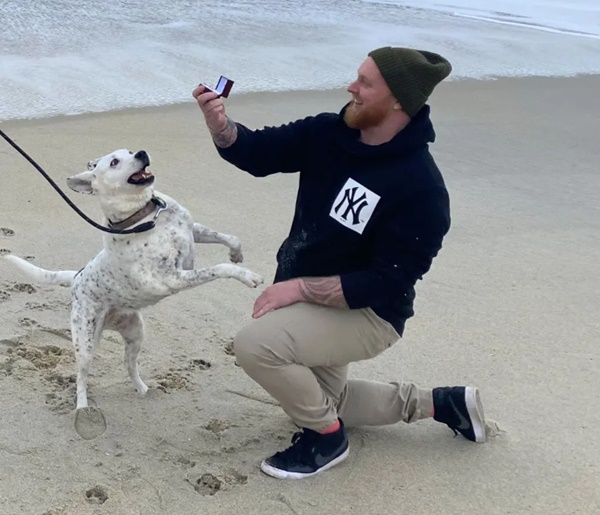 Cô gái bất ngờ trước màn cầu hôn với sự góp mặt của nhân vật đặc biệt-1