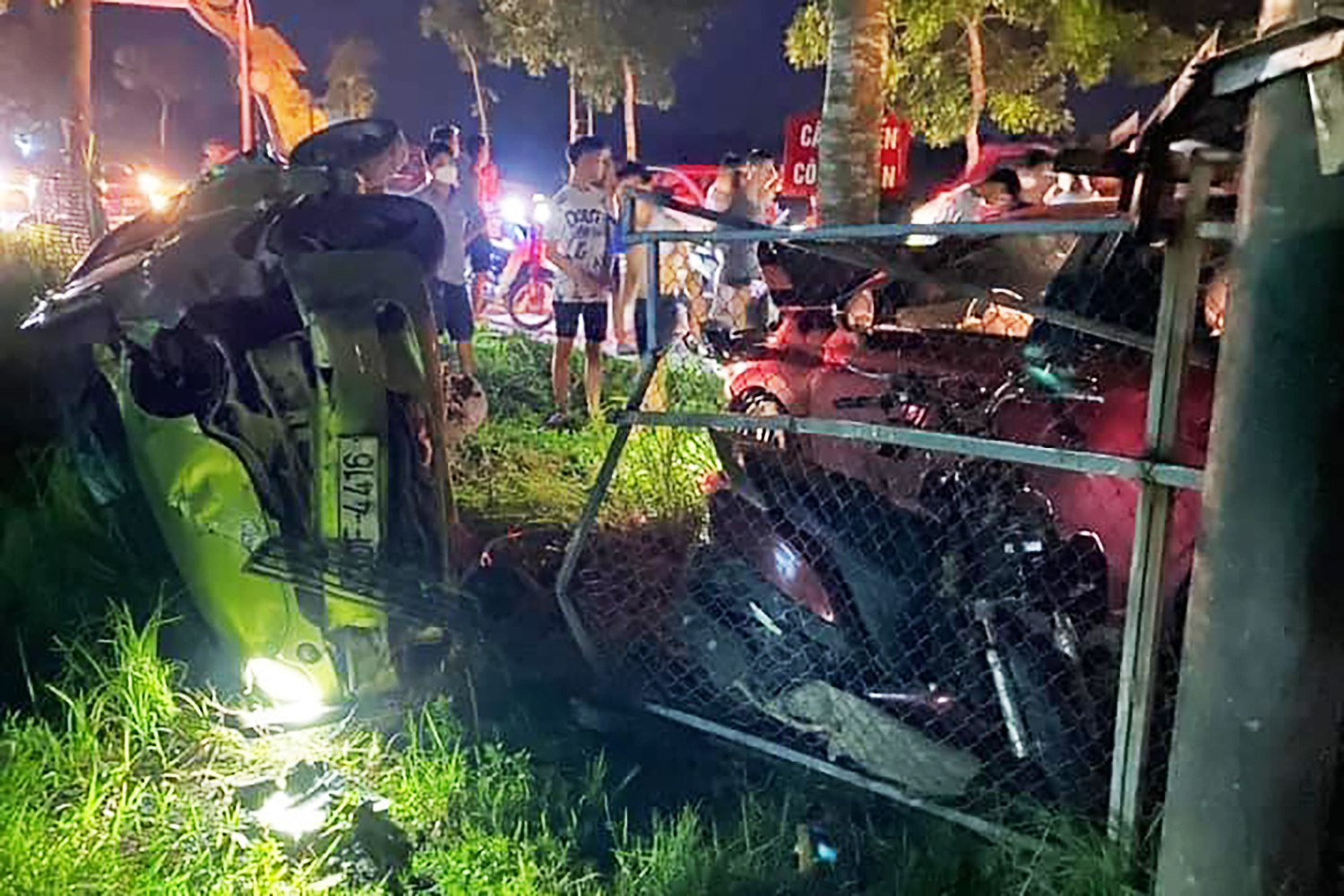 Truy tìm 2 tài xế ô tô trong vụ tai nạn liên hoàn tại Vĩnh Phúc-2
