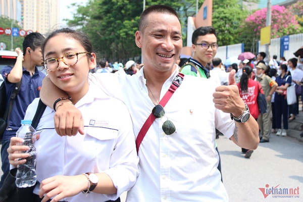 Nữ sinh bật khóc sau thi môn Văn vì... sợ viết quá dài-7