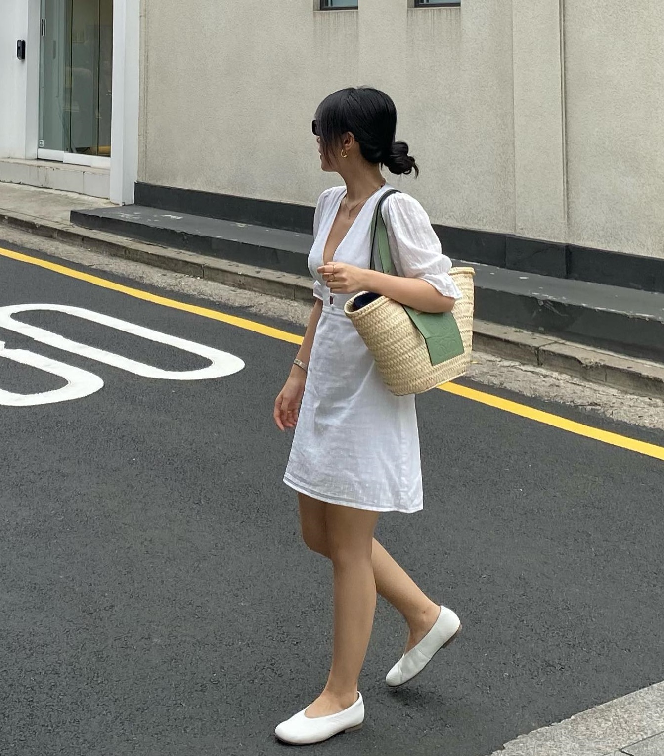 Cao 1m57, blogger Hà Trúc có 4 chiêu tôn dáng khi đi giày bệt-8