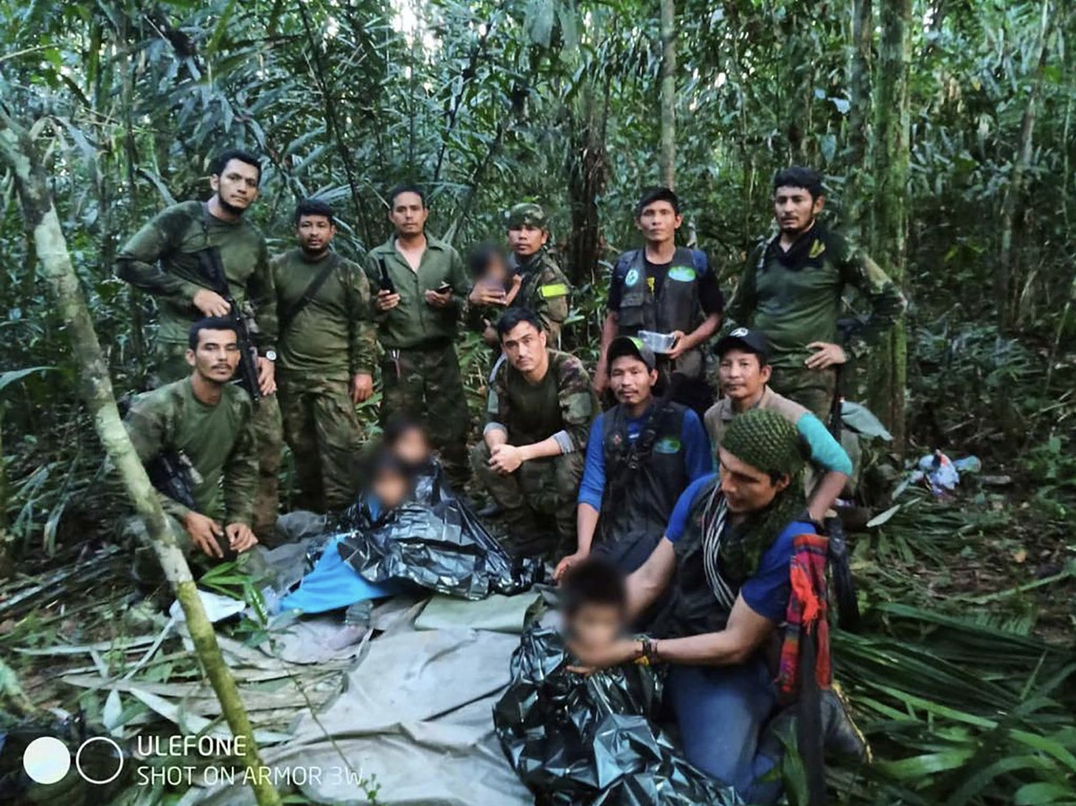 Tìm thấy 4 đứa trẻ còn sống sau vụ máy bay rơi ở Colombia-3