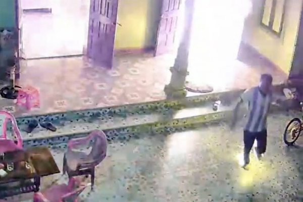 Người đàn ông bất ngờ đổ xăng đốt cửa hàng tại trạm xăng-1