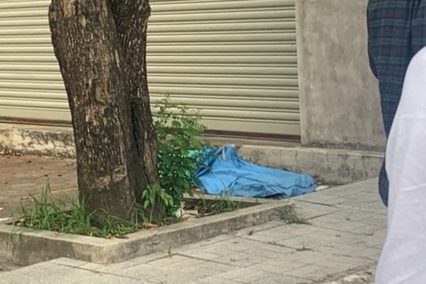 Thi thể bị trùm bao tải ở vỉa hè là nữ giới-2