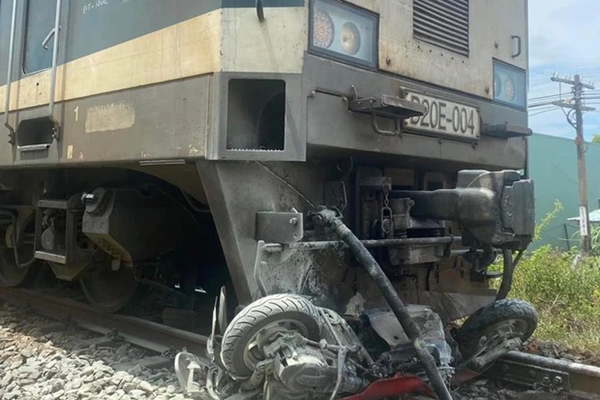 Clip: Đứng sát đường ray rửa hộp cơm, nam thanh niên bị tàu tông văng-1