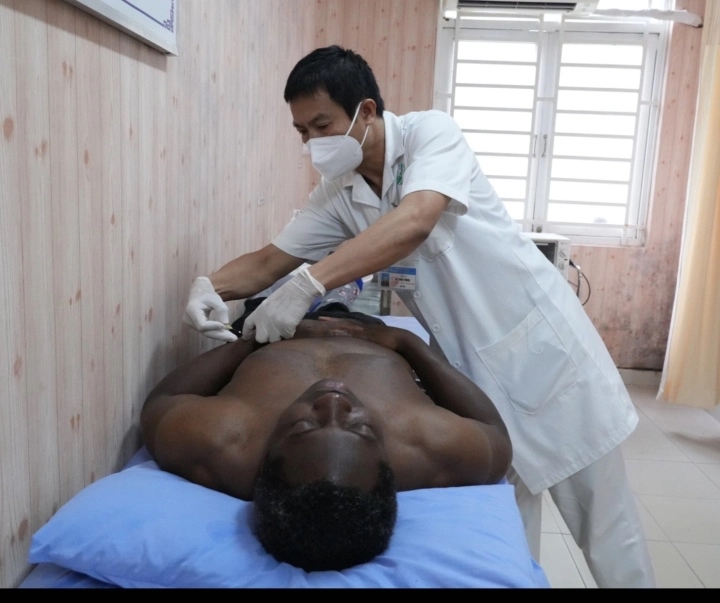 Liệt suốt 8 năm, người đàn ông Canada hồi phục sau 3 tháng điều trị tại Việt Nam-1