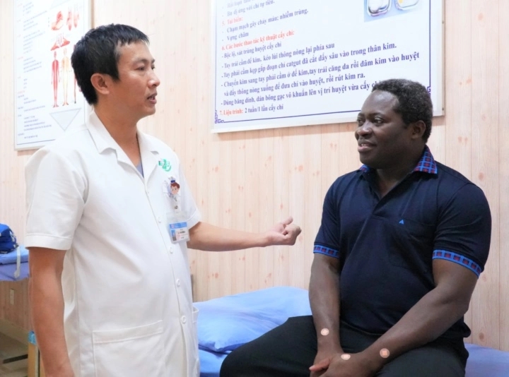 Liệt suốt 8 năm, người đàn ông Canada hồi phục sau 3 tháng điều trị tại Việt Nam-2