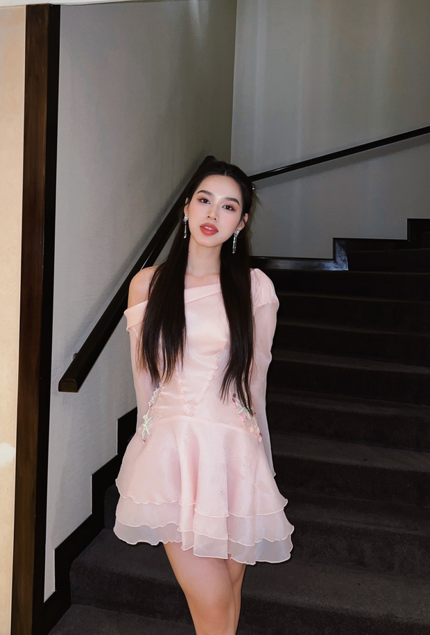 Hoa hậu Đỗ Thị Hà hóa nàng thơ yêu kiều với đầm voan lệch vai gợi cảm-1