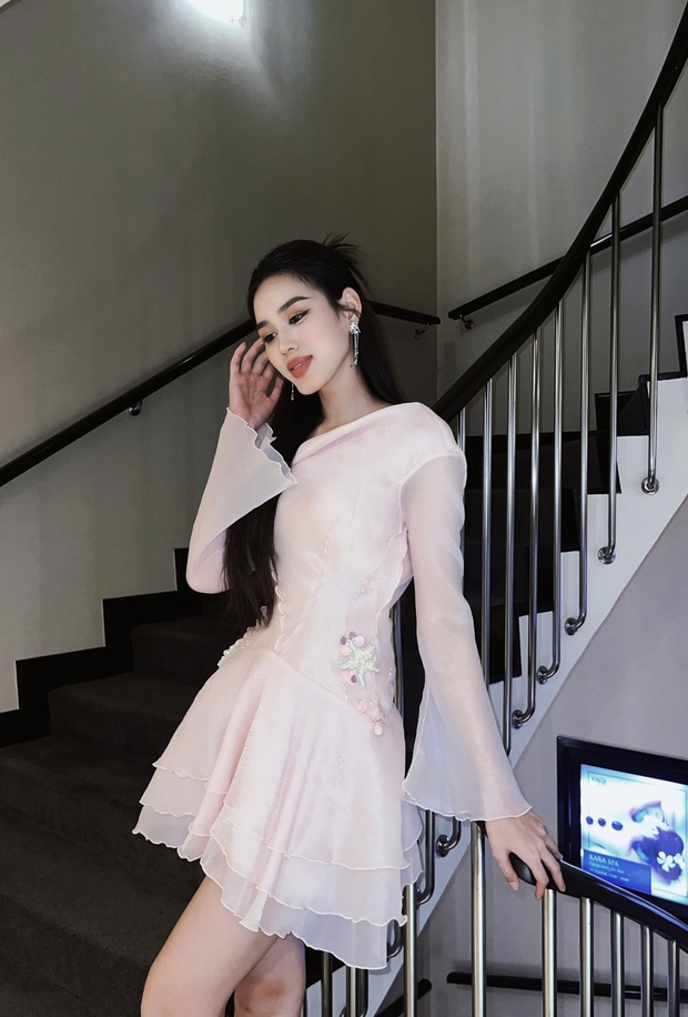 Hoa hậu Đỗ Thị Hà hóa nàng thơ yêu kiều với đầm voan lệch vai gợi cảm-2