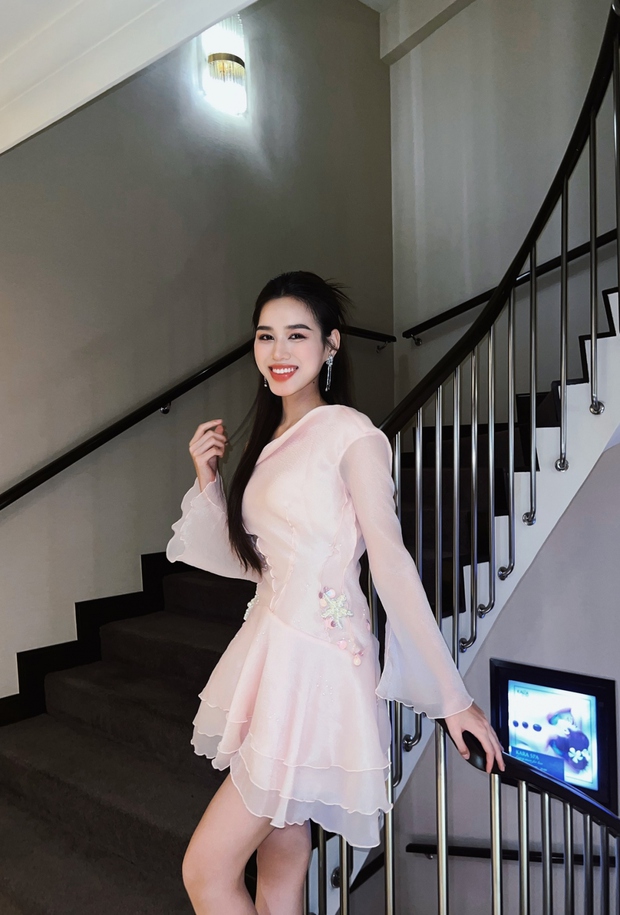 Hoa hậu Đỗ Thị Hà hóa nàng thơ yêu kiều với đầm voan lệch vai gợi cảm-3