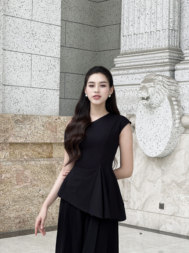 Hoa hậu Đỗ Thị Hà hóa nàng thơ yêu kiều với đầm voan lệch vai gợi cảm-6