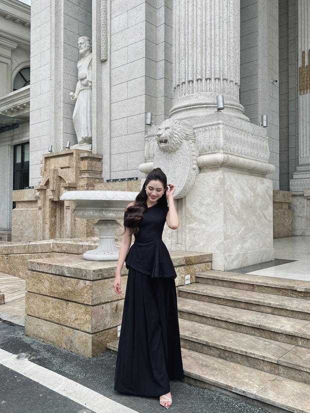 Hoa hậu Đỗ Thị Hà hóa nàng thơ yêu kiều với đầm voan lệch vai gợi cảm-8