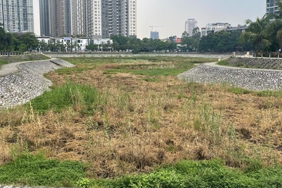 Hà Nội: Không có nước, hồ điều hoà Trung Văn thành hồ 'chết'