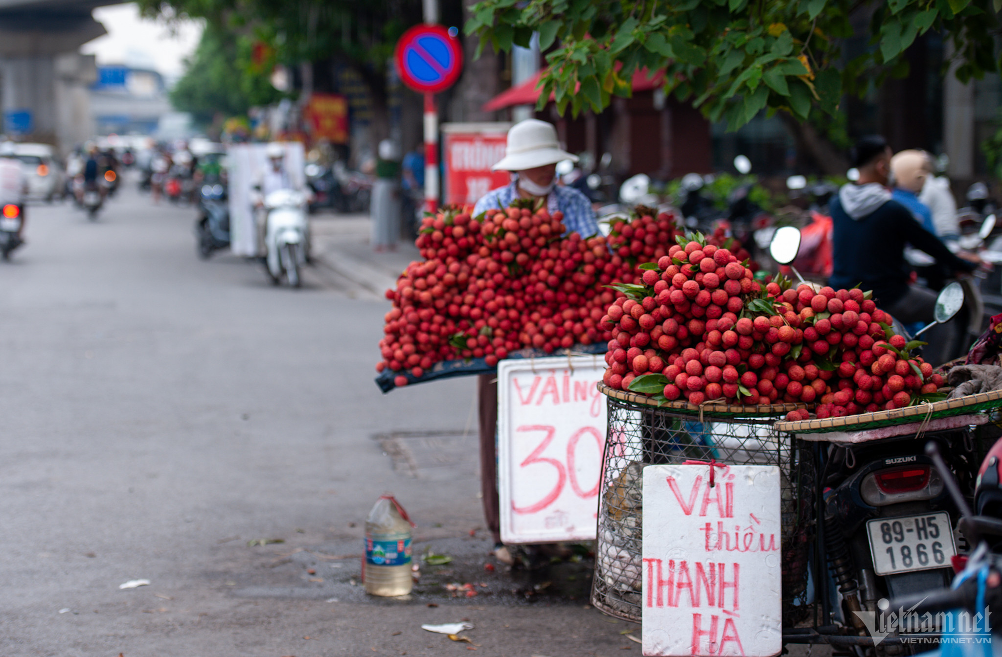 Ma trận vải thiều dọc các tuyến phố, chợ cóc ở Hà Nội-1