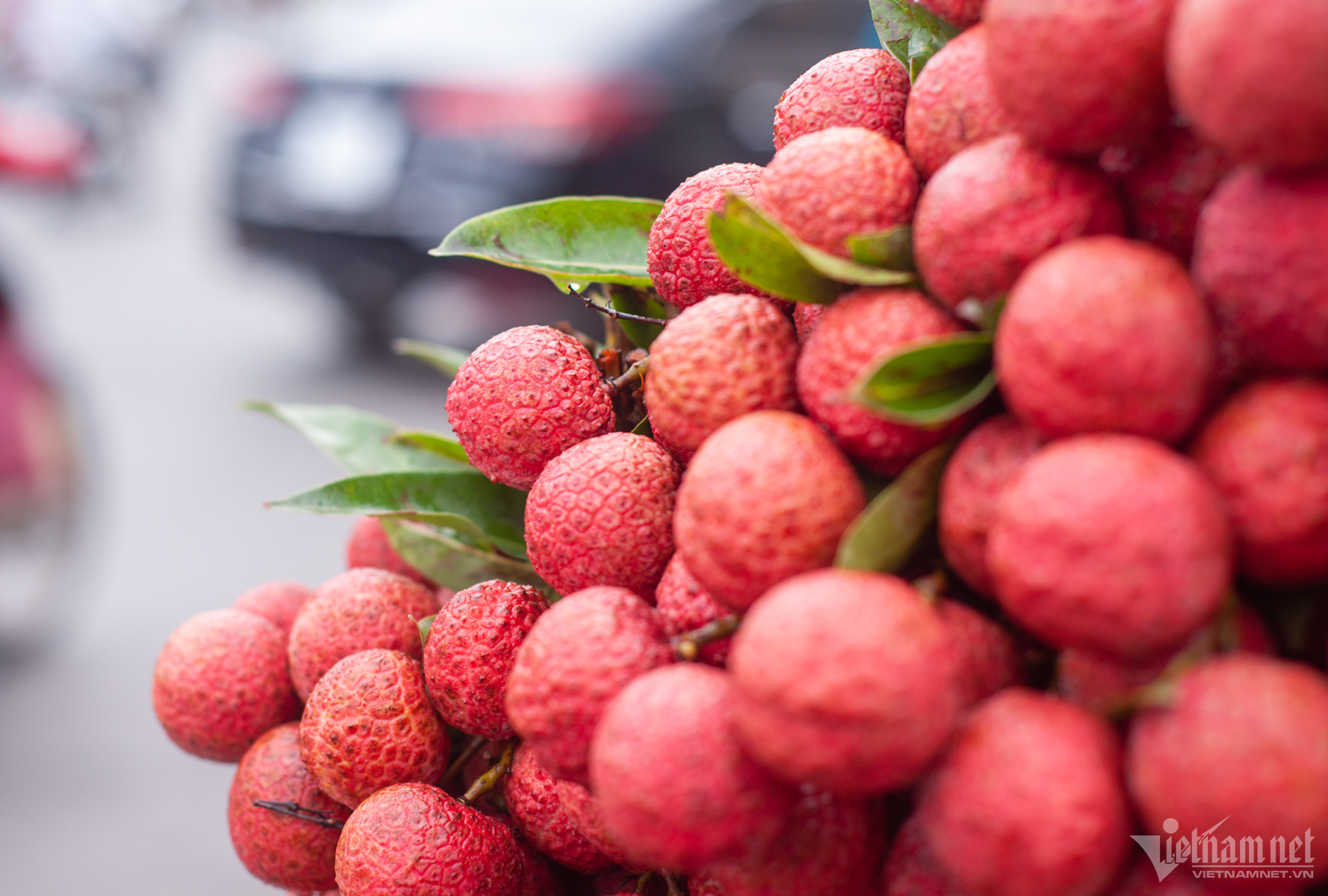 Ma trận vải thiều dọc các tuyến phố, chợ cóc ở Hà Nội-4