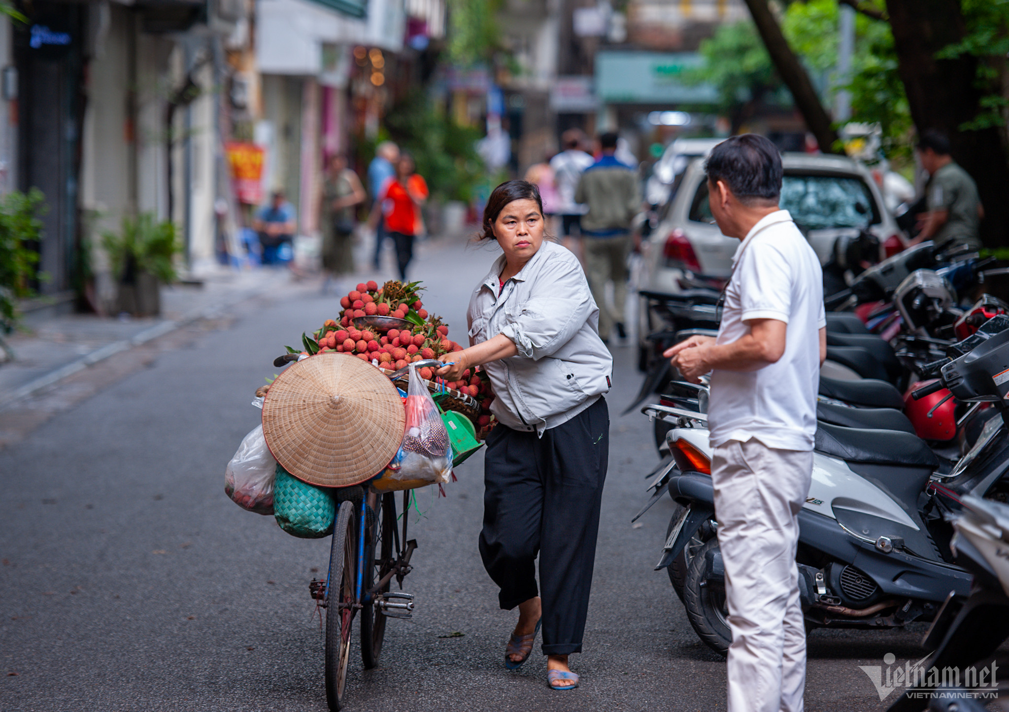 Ma trận vải thiều dọc các tuyến phố, chợ cóc ở Hà Nội-6