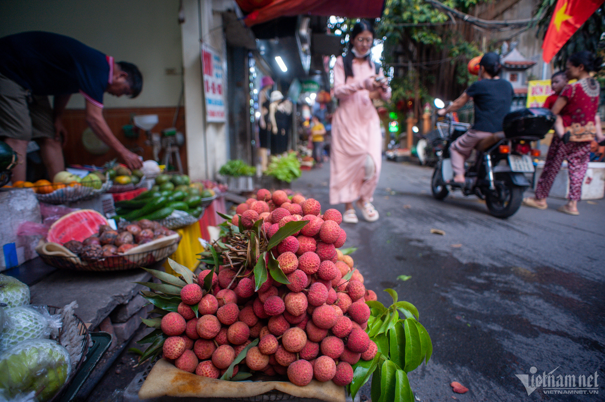 Ma trận vải thiều dọc các tuyến phố, chợ cóc ở Hà Nội-10