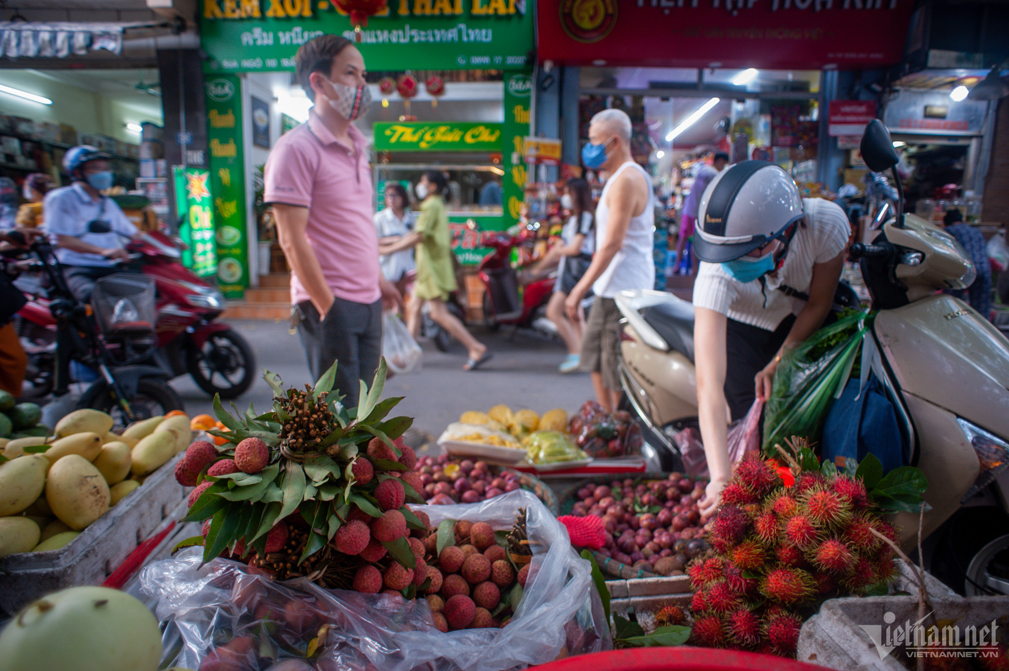 Ma trận vải thiều dọc các tuyến phố, chợ cóc ở Hà Nội-11