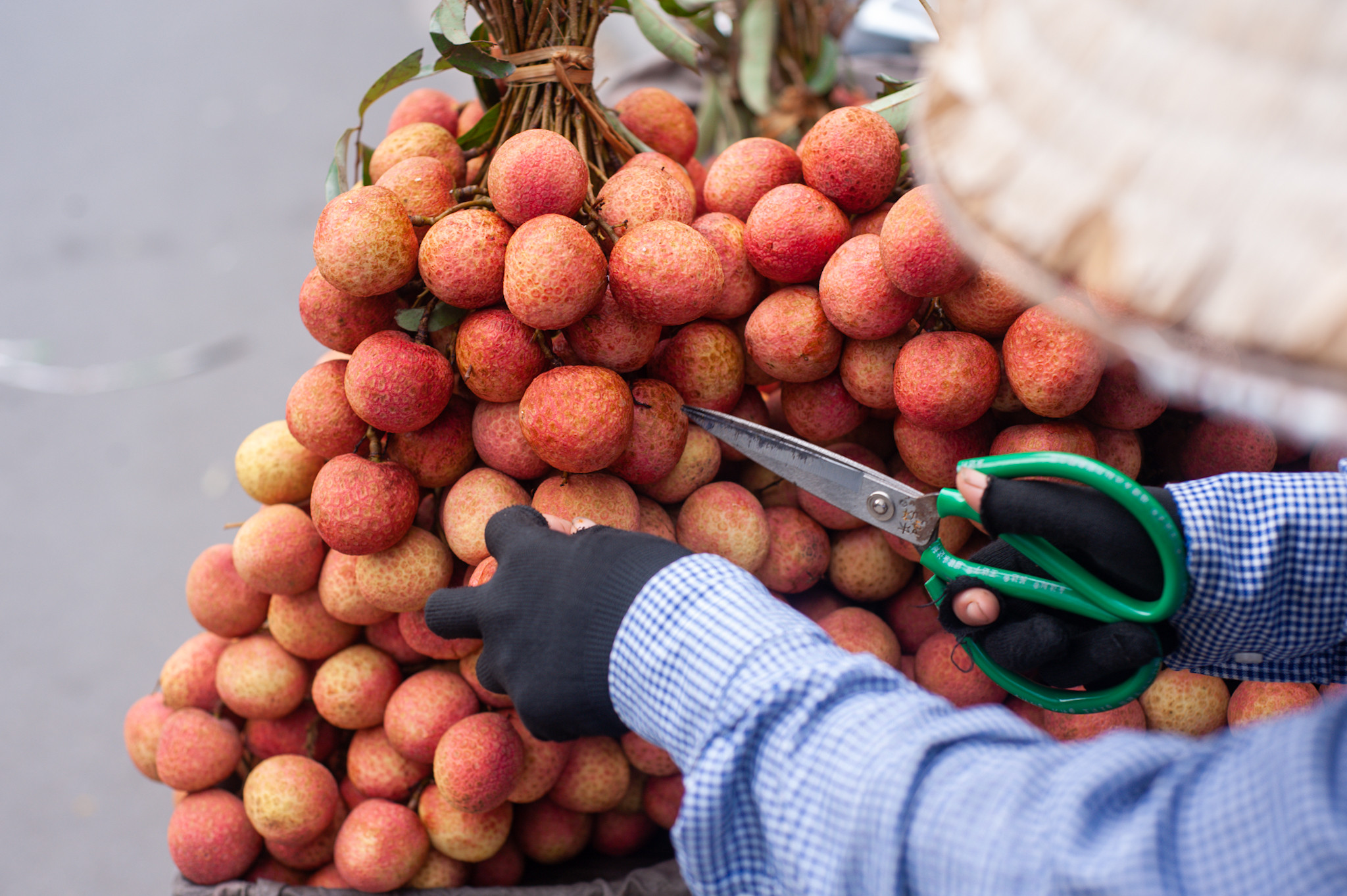 Ma trận vải thiều dọc các tuyến phố, chợ cóc ở Hà Nội-8