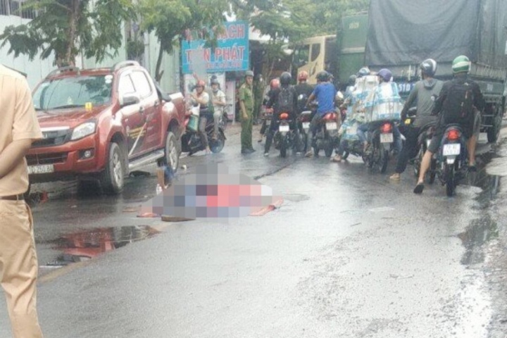 Va vào cửa ô tô rồi té xuống đường, nam thanh niên bị xe tải cán-1