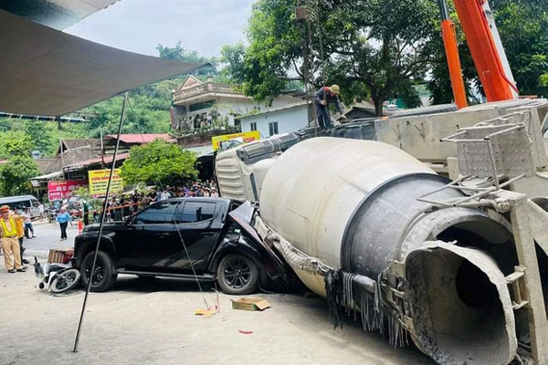 Xe bồn lật đè xe bán tải và xe máy, 2 người chết, 3 người bị thương-1