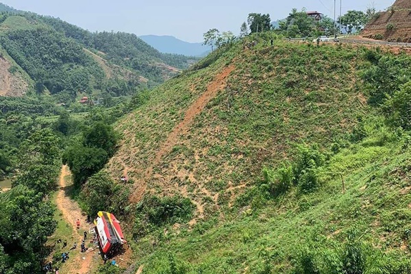 Ô tô chở hơn 30 khách du lịch lao xuống vực ở Phú Thọ-1