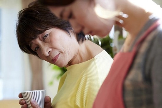 Mẹ chồng đột ngột đòi về quê làm vợ chồng tôi lao đao