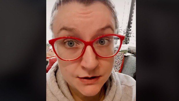 Vừa sinh con đầu lòng ở viện, vợ trẻ đau đớn nằm nghỉ nhưng chồng liên tục bảo nhường giường để anh chợp mắt-1